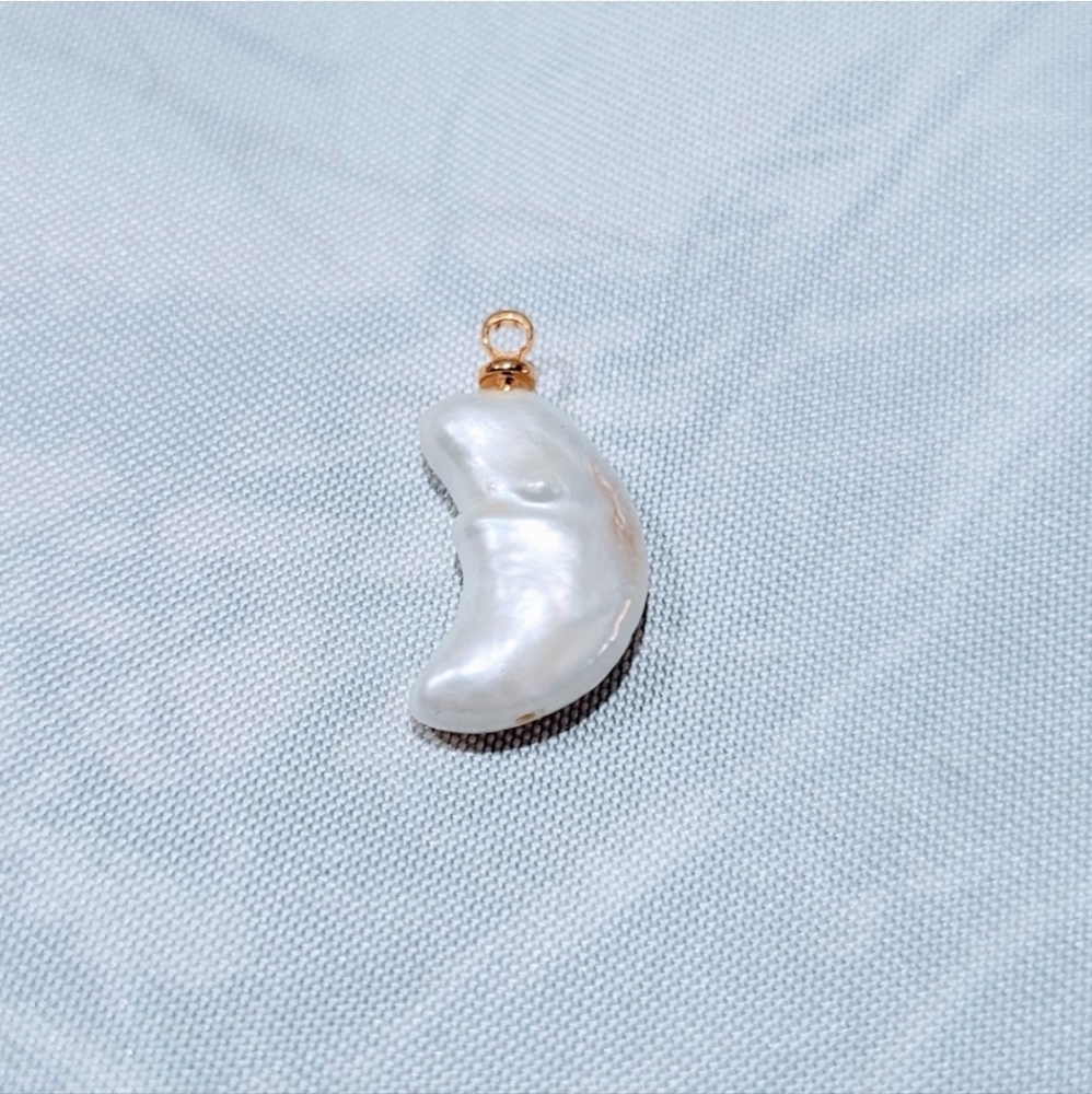 Natural freshwater pearl pendant